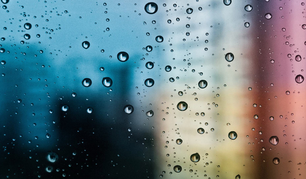 Капли дождя на холодном стекле 