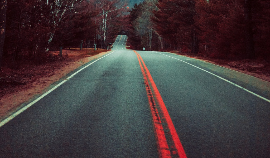 Ровная длинная асфальтовая дорога с разделительными линиями