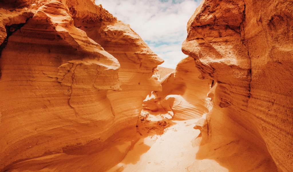 Каменный необычный каньон 