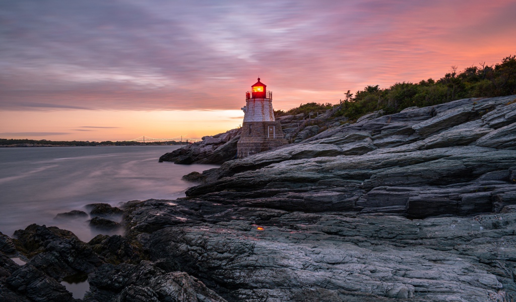 Каменный берег в океане с маяком 