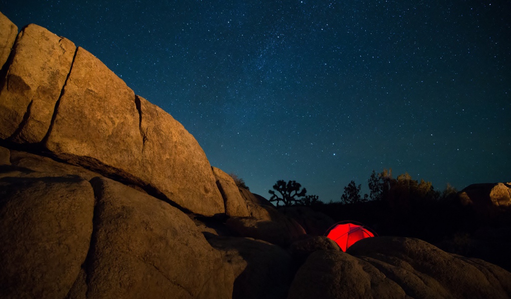 Палатка в горах под звездным небом 