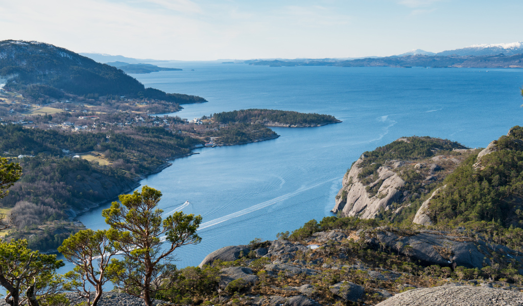 Вид со скалы на фьорд, Норвегия 