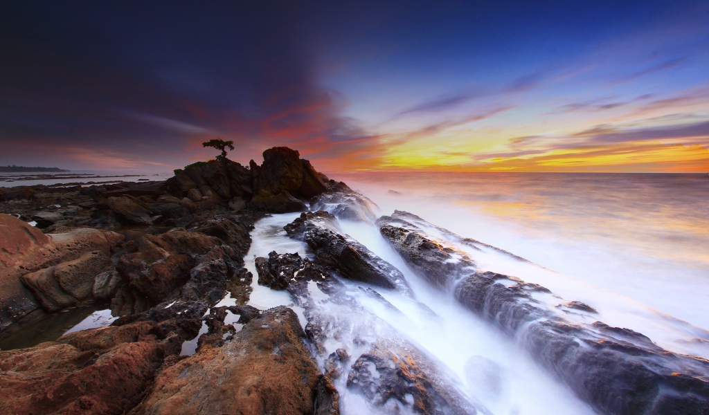 Вид со скалы на яркое солнце в облаках 