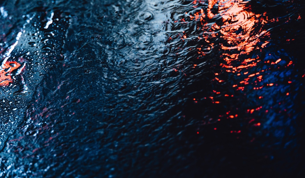 Мокрый асфальт во время дождя 