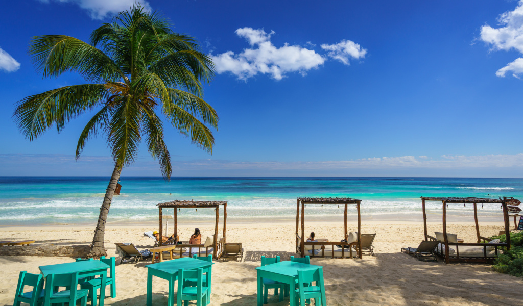 Красивый тропический пляж с горячим песком у океана 