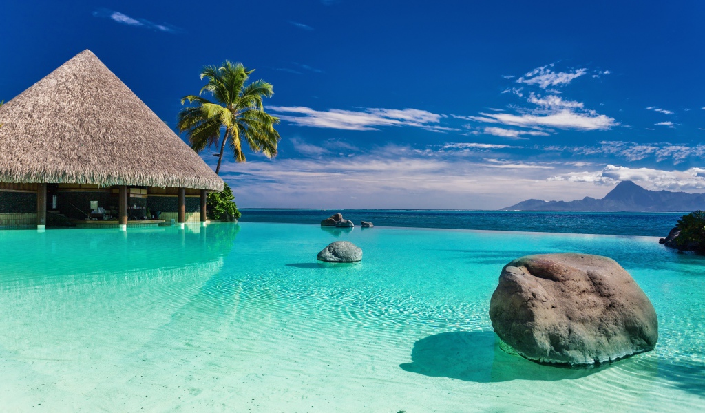 Домик в воде на тропическом пляже под голубым небом летом