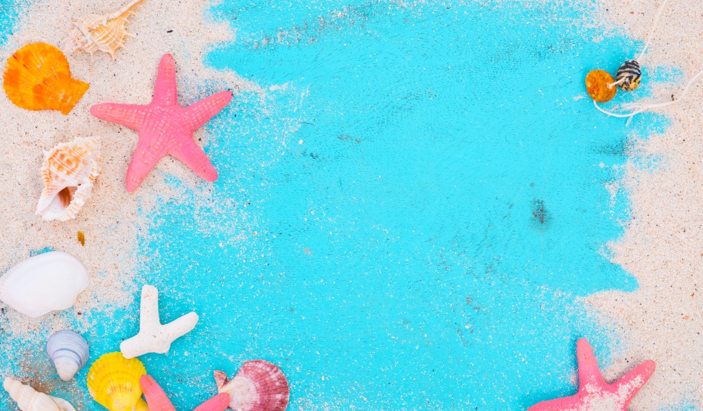 Ракушки и морские звезды с песком на голубом фоне