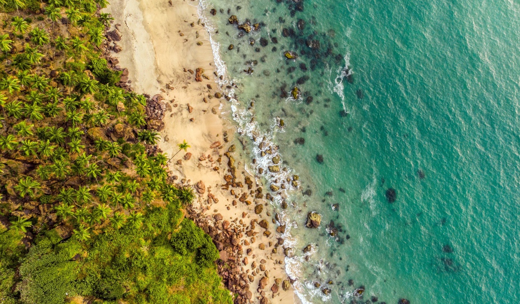 Камни в голубой воде на тропическом пляже