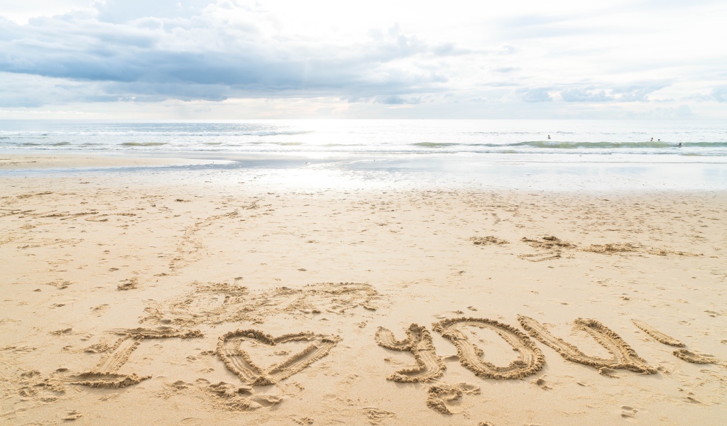 Надпись я тебя люблю на песке у моря 