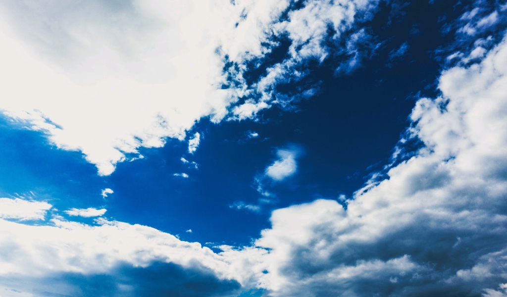 Красивое голубое небо с белыми облаками 