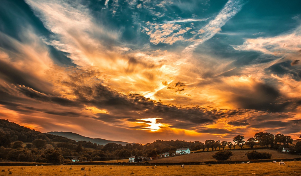 Красивое небо с облаками на рассвете над фермой