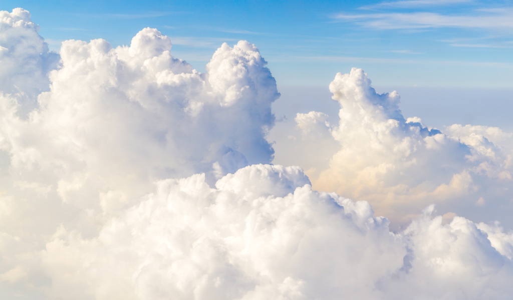 Красивые белые облака в голубом небе