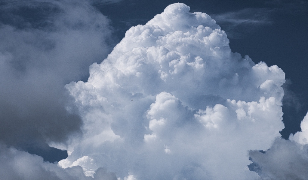 Большое белое облако в небе крупным планом