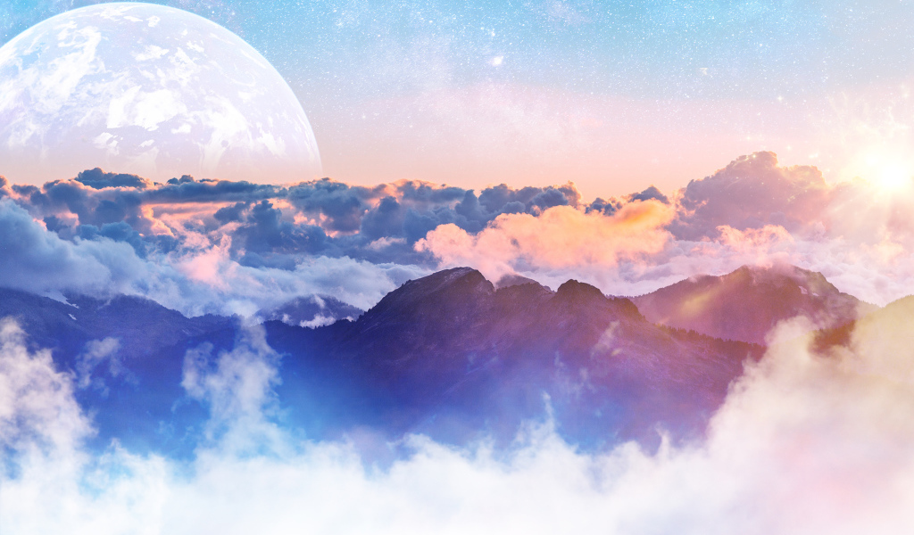 Густые облака над горами на фоне большой луны в небе