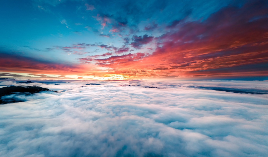 Восход солнца в небе над облаками 