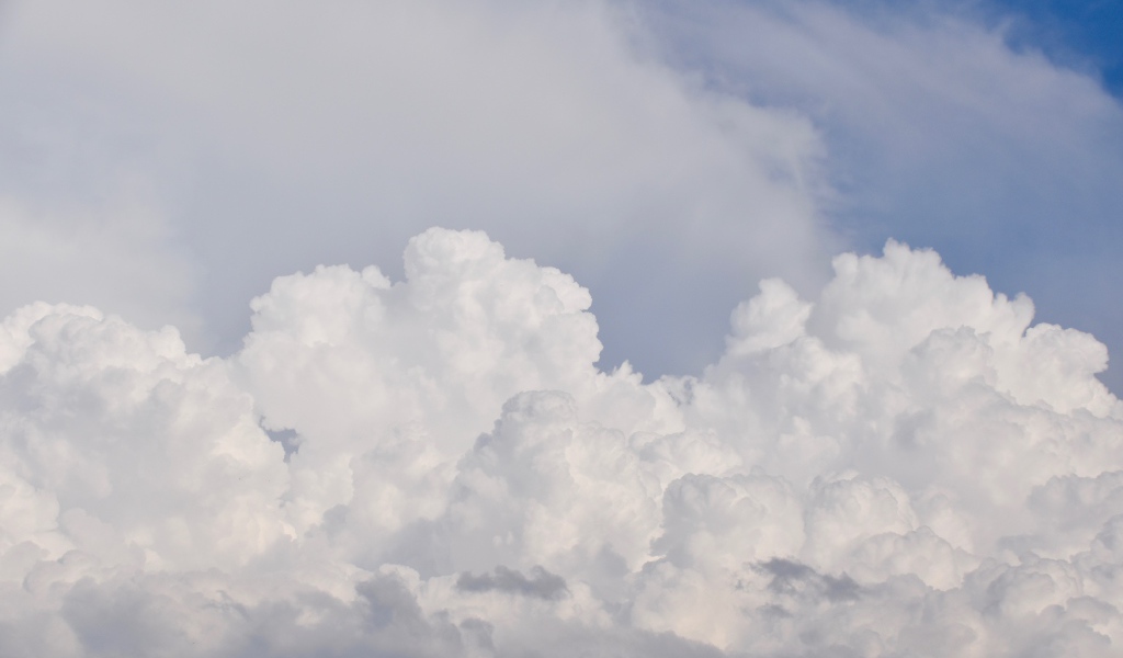 Густые белые облака в небе 