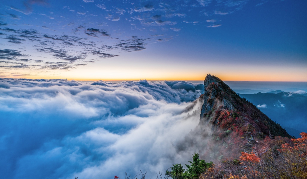 Густые белые облака над горами 