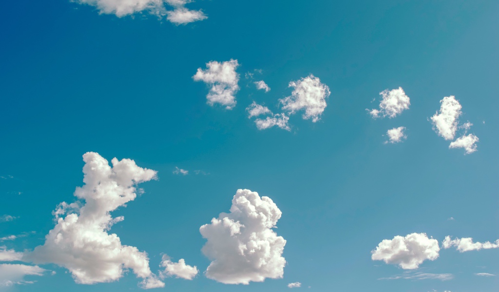 Белые облака в ясном голубом небе