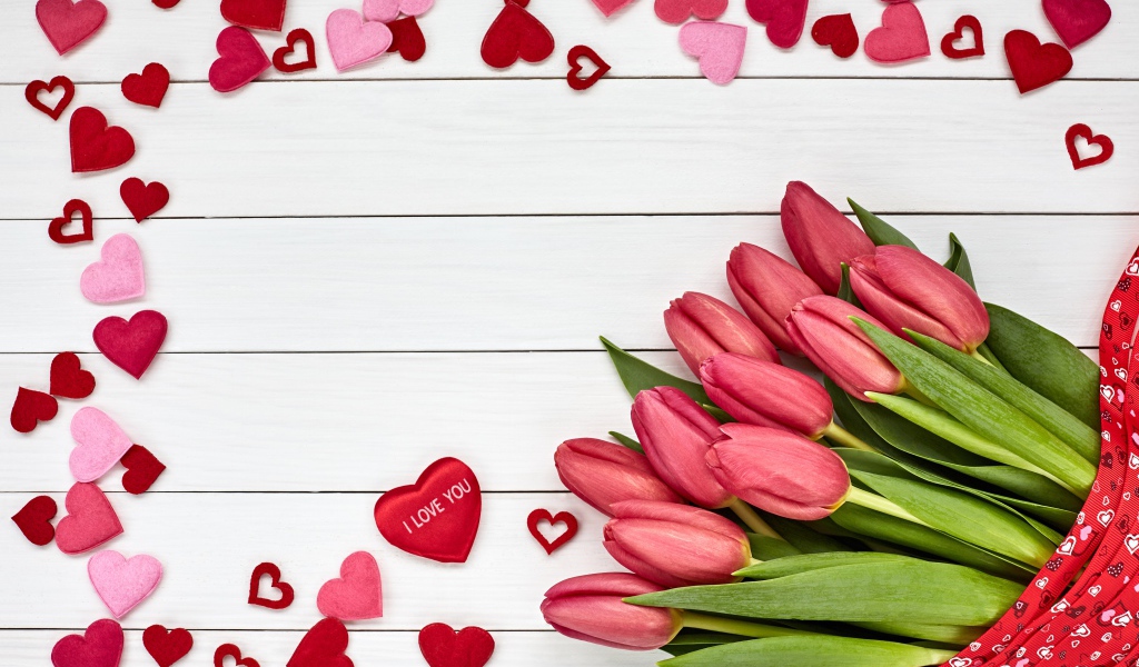 Большой букет красных тюльпанов с сердечками