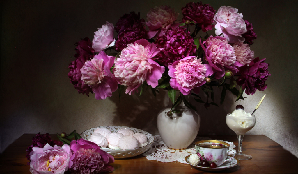 Красивый букет пионов в вазе на столе с зефиром