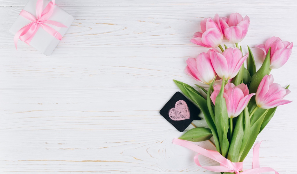 Красивый букет розовых тюльпанов с подарком на сером фоне