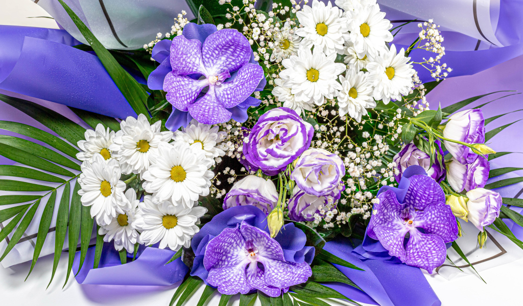 Красивый букет с цветами орхидеи, хризантемы и эустомы 