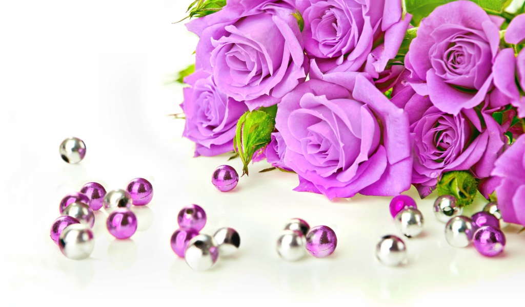 Красивые сиреневые розы на белом фоне с бусинами