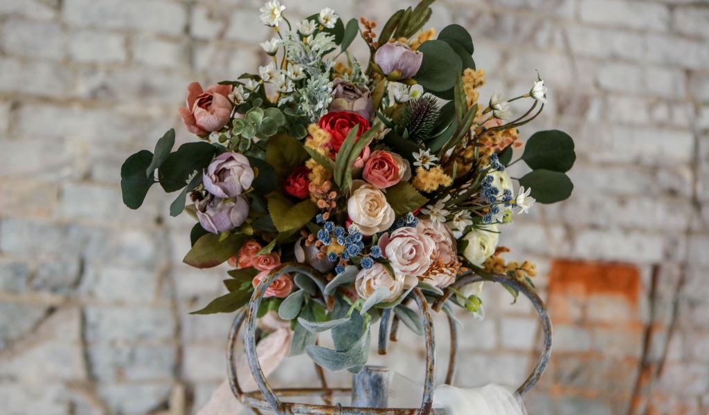 Большой красивый букет на фоне кирпичной стены 