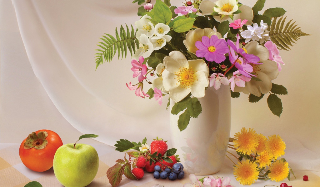 Букет в вазе на столе с фруктами и ягодами