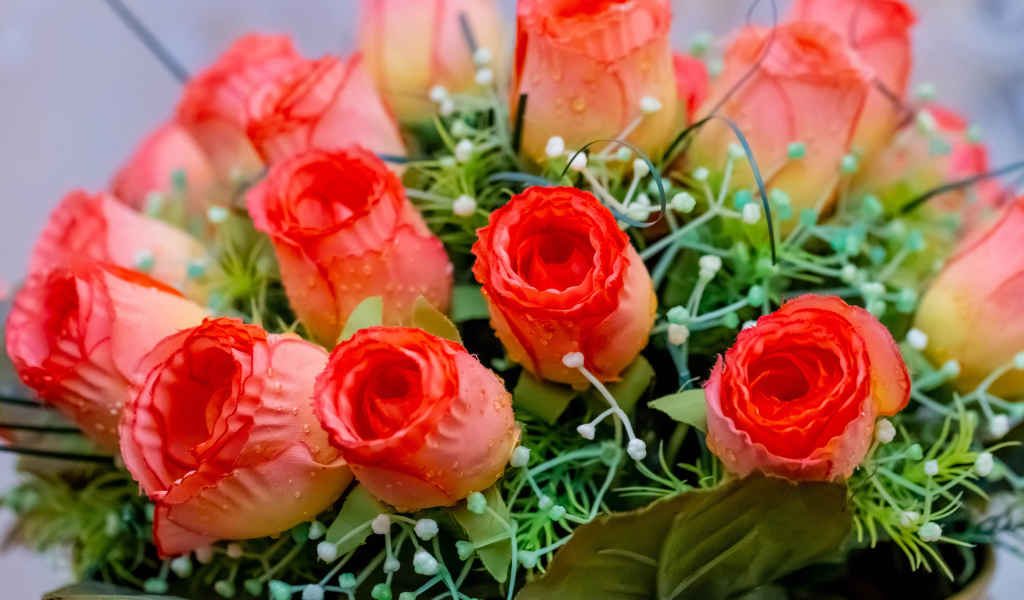 Букет искусственных роз крупным планом