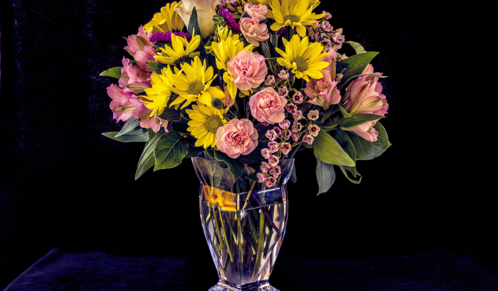 Букет красивых разноцветных цветов в вазе на черном фоне
