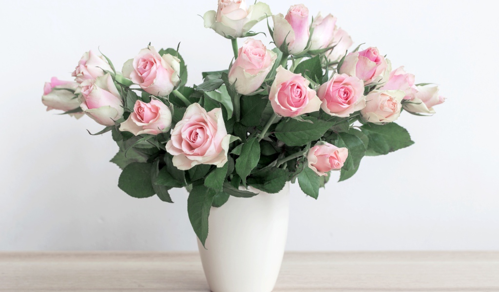 Букет красивых розовых роз в белой вазе 