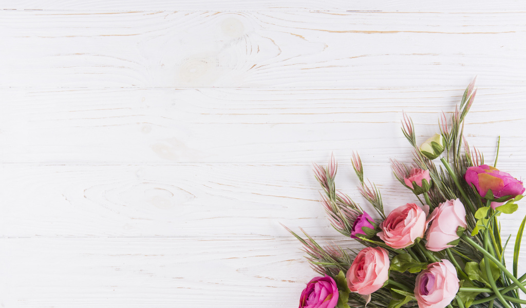 Букет цветов лютиков на деревянном столе