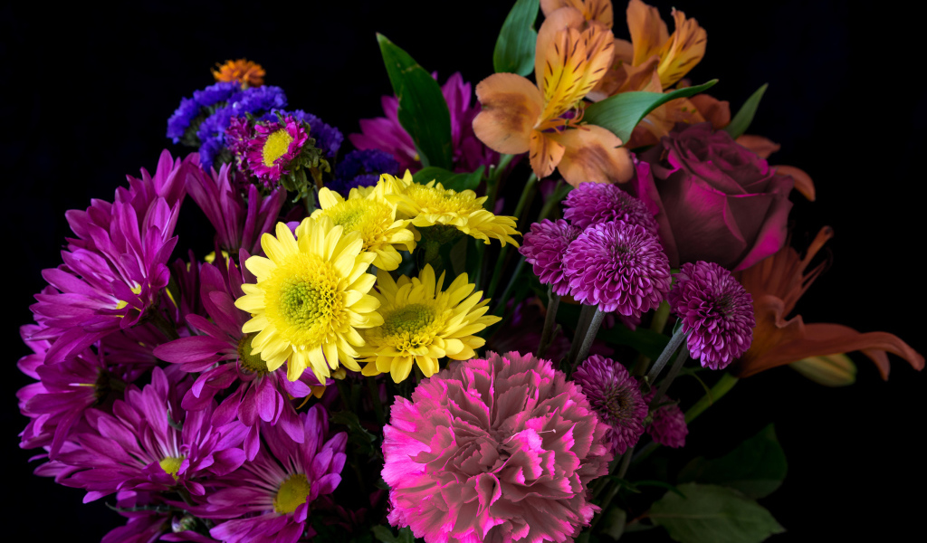 Букет разноцветных цветов на черном фоне крупным планом