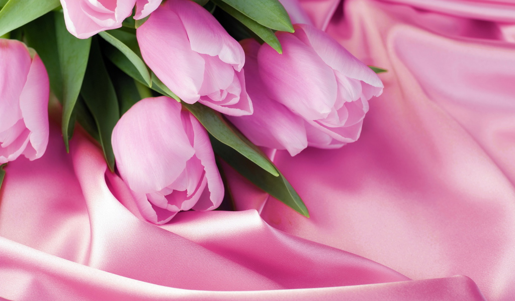 Букет нежных тюльпанов на розовой шелковой ткани 