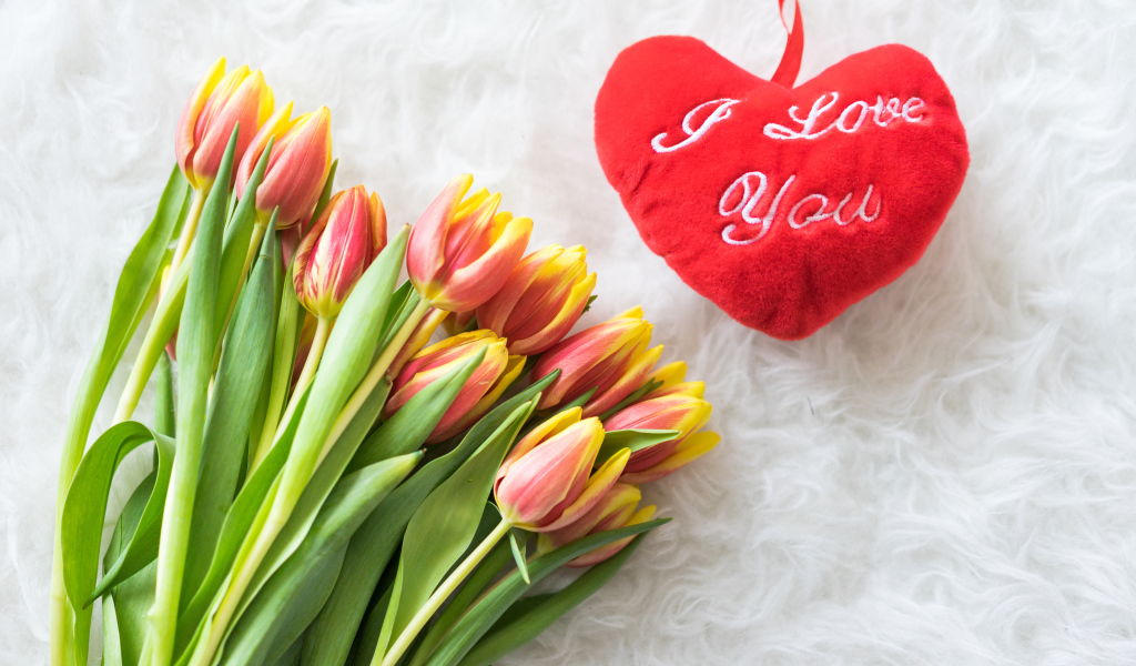 Букет оранжевых тюльпанов с красным сердцем 