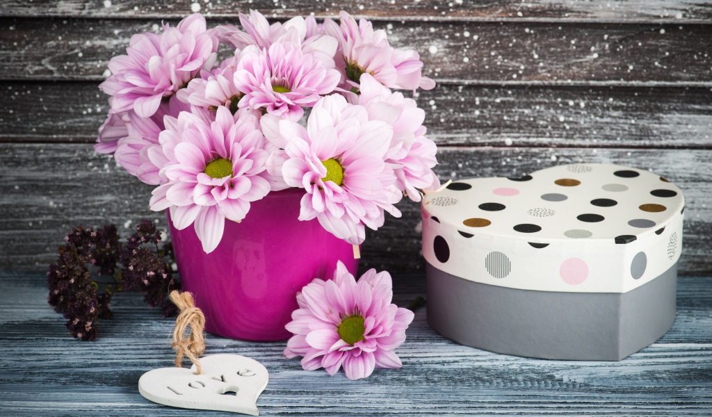 Букет розовых цветов хризантемы на столе с коробкой 