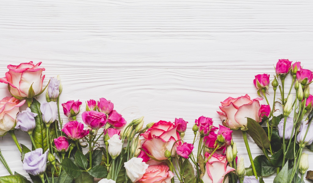 Букет розовых роз на белом столе 