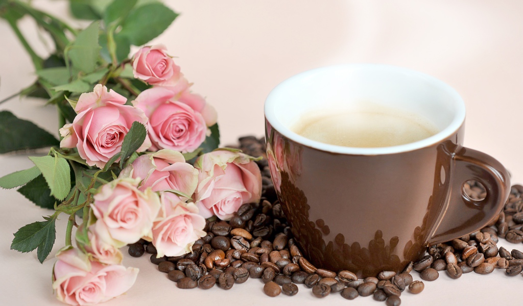 Букет розовых роз с кофейными зернами и коричневой чашкой