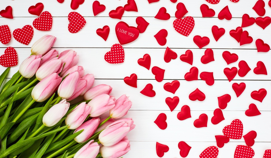 Букет розовых тюльпанов на белом фоне с красными сердечками