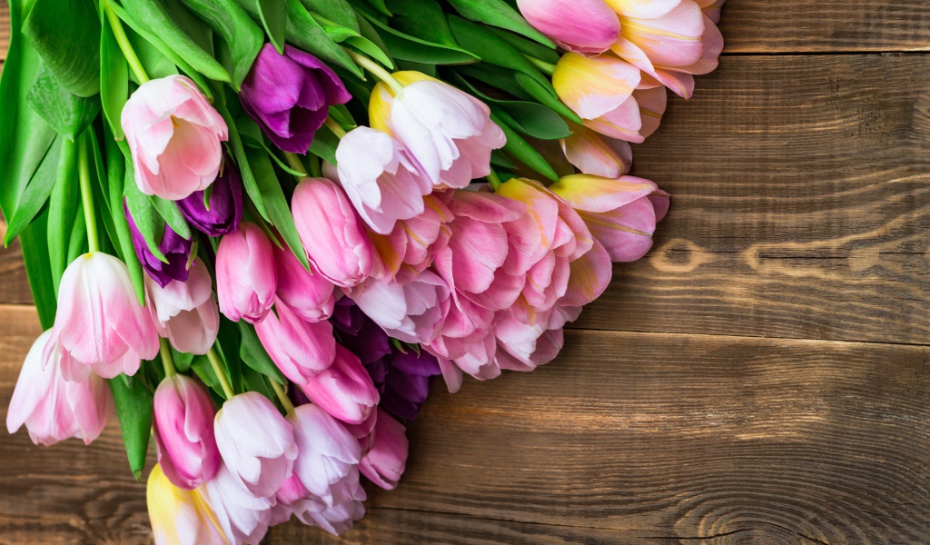 Букет розовых тюльпанов на деревянном фоне