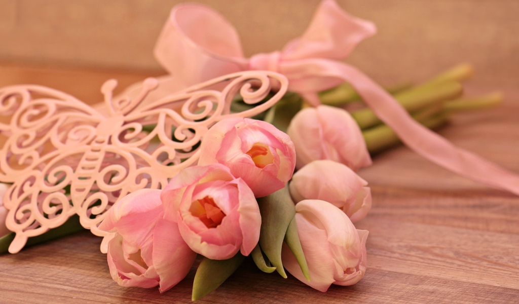 Букет розовых тюльпанов с лентой и бабочкой