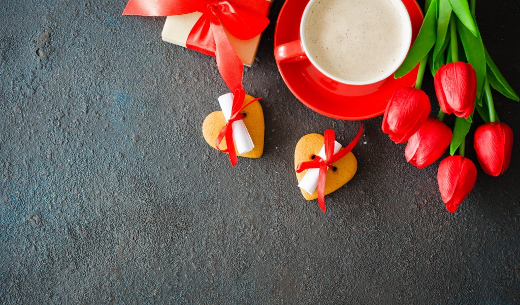 Букет красных тюльпанов, подарок, печенье и кофе для любимой 