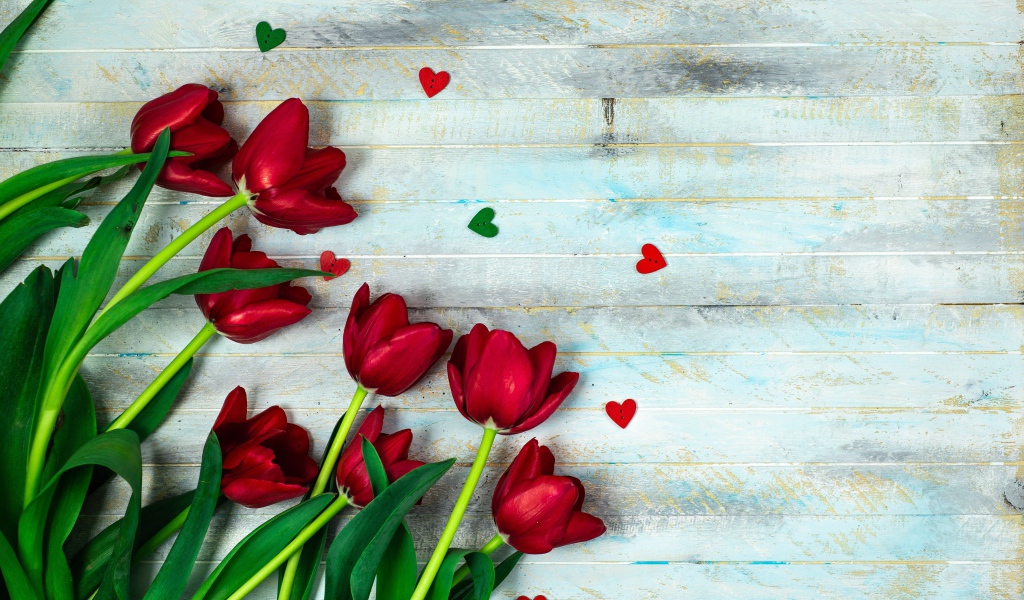 Букет красных тюльпанов на деревянном столе