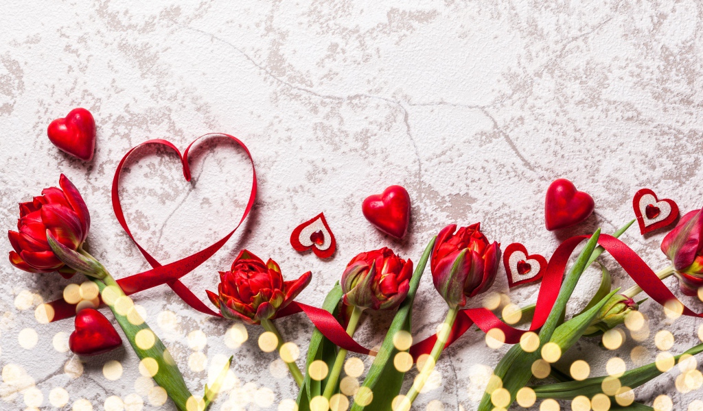 Букет красных тюльпанов с сердечками на сером фоне