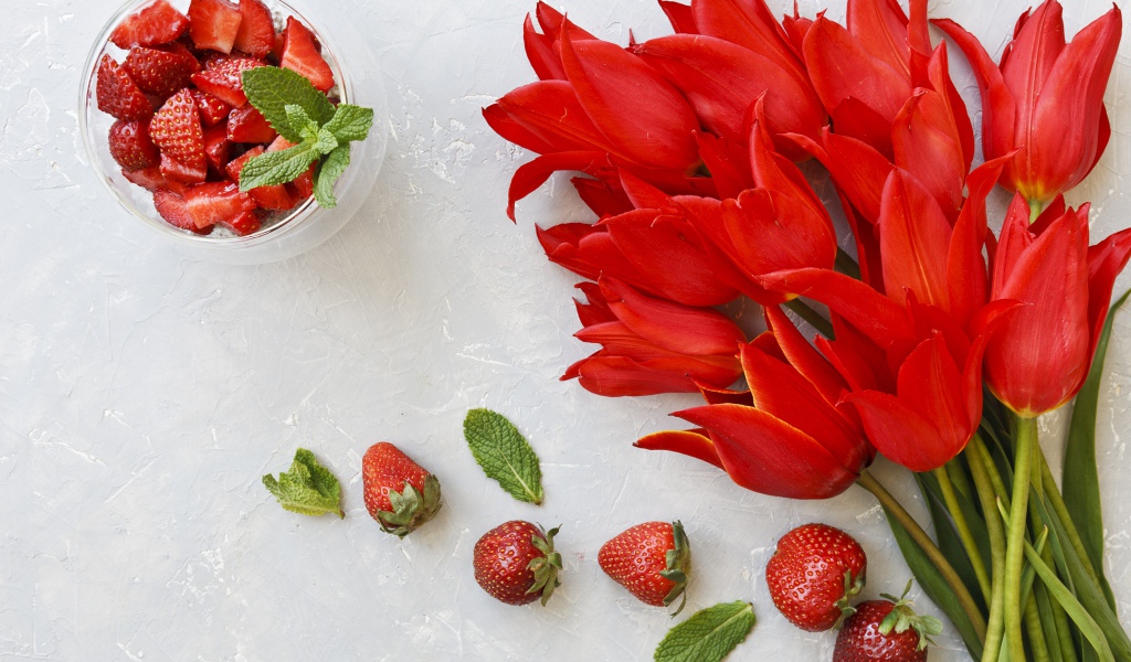Букет красных тюльпанов с ягодами клубники 