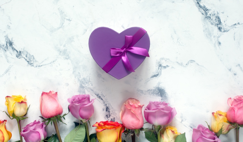 Букет роз с фиолетовой коробкой в форме сердца 
