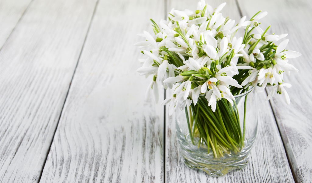 Букет белых подснежников в вазе на столе