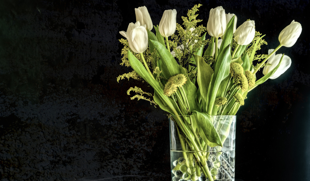 Букет белых тюльпанов с зелеными хризантемами в вазе на черном фоне 