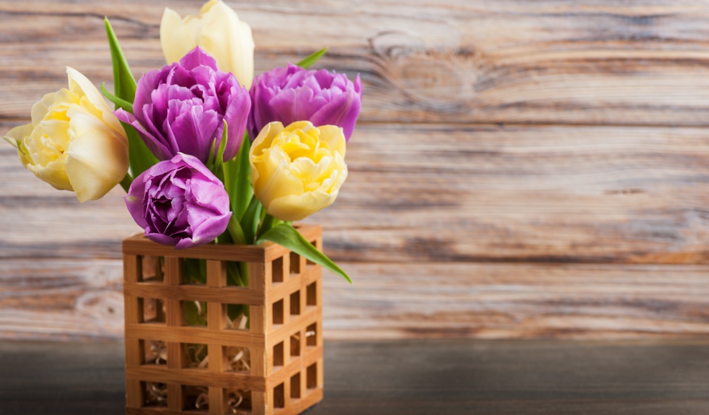 Букет желтых и сиреневых тюльпанов в вазе 